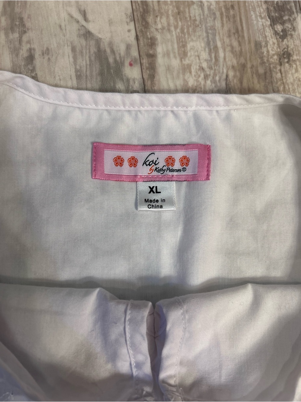 koi White Scrub Top with white floral print size XL - Picture 6 of 9